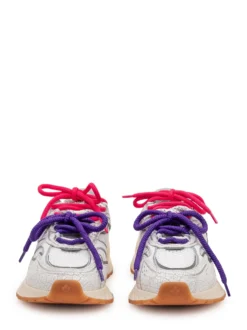 Dynamic sneakers with contrast laces