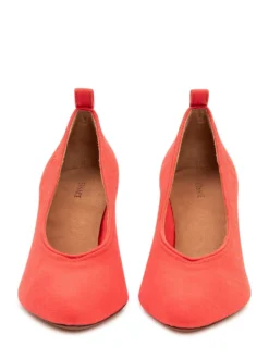 Pump with Pointed Toe and Mid Heel