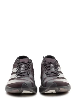 Running sneakers with dynamic design