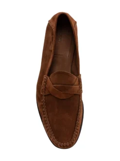 Twisted loafer with essential design